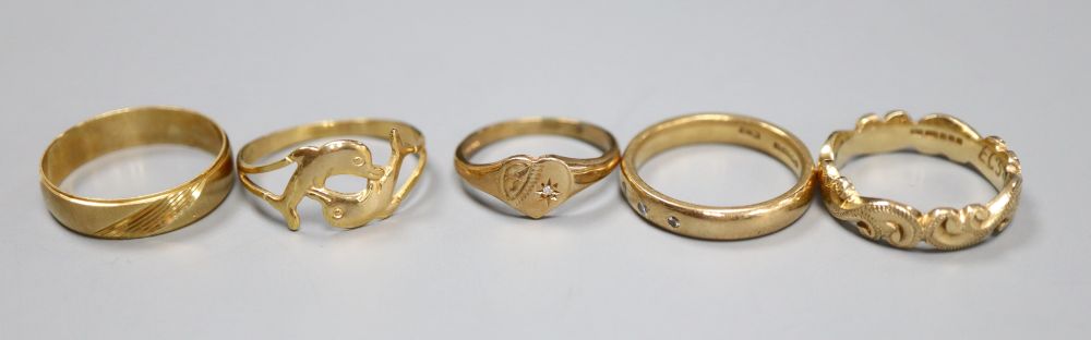 Four assorted 9ct gold rings, various, gross 9.3g and a wedding band marked 585, 2g.